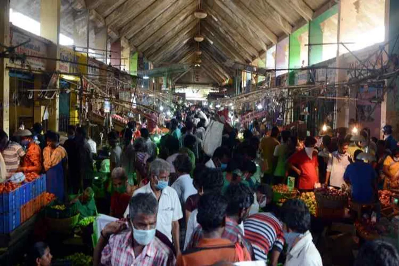 tamil nadu lockdown, முழு ஊரடங்கு, சென்னை, மார்க்கெட், கடைகளில் குவிந்த மக்கள், tamil nadu lockdown today, சென்னை கடைகளில் மக்கள் கூட்டம், chennai lockdown, edappadi palaniswami lockdown, tamil nadu lockdown news tamil nadu panic buying lockdown