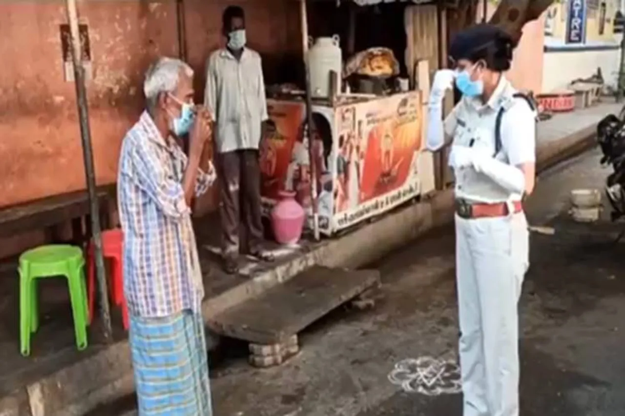 women police teach how to wear mask covid 19