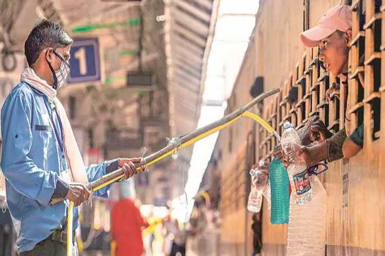 little child try to wake dead mother,bihar muzaffarpur railway station, பீகார், முசாபர்பூர் ரயில் நிலையம், தாய் இறந்தது தெரியாமல் எழுப்பிய குழந்தை, வைரல் வீடியோ, தாய் இறந்தது அறியாமல் எழுப்பிய குழந்தை, mother dead child wake her, viral video, Migrants crisis, Migrants labour crisis, latest news in tamil, latest news