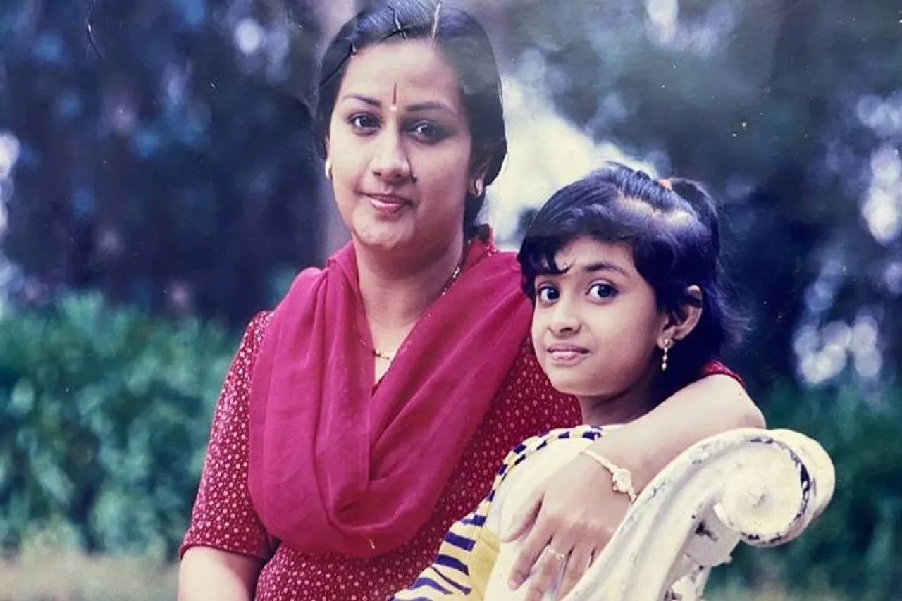 actress keerthy suresh, keerthy suresh little girl photo, keerthy suresh young age photo viral, கீர்த்தி சுரேஷ், கீர்த்தி சுரேஷ் சிறுவயது புகைப்படம், மேனகா சுரேஷ், keerthy suresh with her mother menaka suresh, keerthy suresh mothers day wishes, viral photos, tamil cinema news, latest tamil cinema news