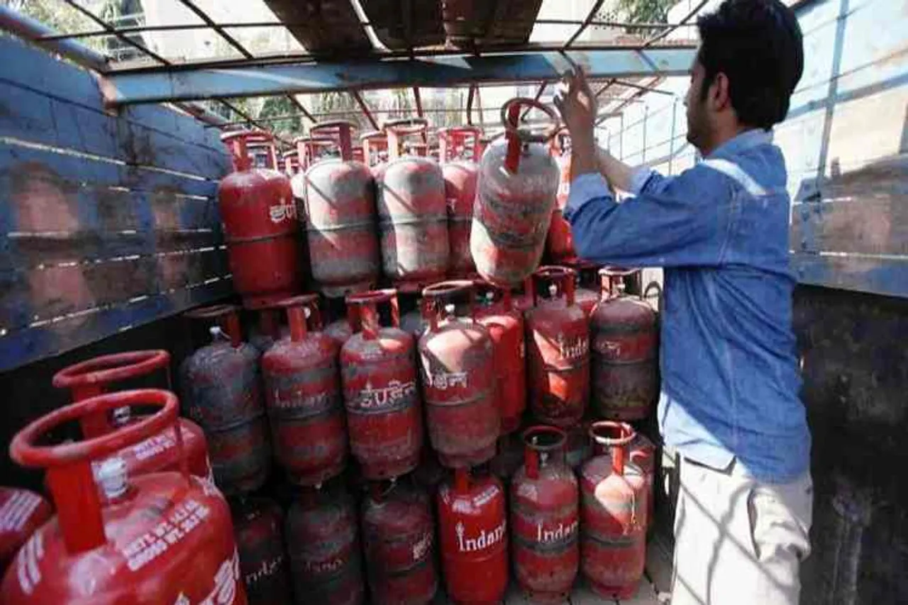 lpg cylinder price hike, lpg, cylinder price hike, lpg cylinder price, lpg cylinder price, lpg gas cylinder, lpg gas cylinder price, எல்பிஜி கேஸ் சிலிண்டர் விலை உயர்வு, lpg gas cylinder price, chennai lpg cylinder price hiked, lpg cylinder price hiked rs 37, மானியம் இல்லா சிலிண்டர் விலை உயர்வு, இந்தியன் ஆயில் கார்ப்பரேஷன், lpg gas cylinder price in india, lpg gas cylinder price today, lpg cylinder rate, lpg cylinder rate in india, lpg non subsidy price today, lpg non subsidy price, lpg non subsidy rate