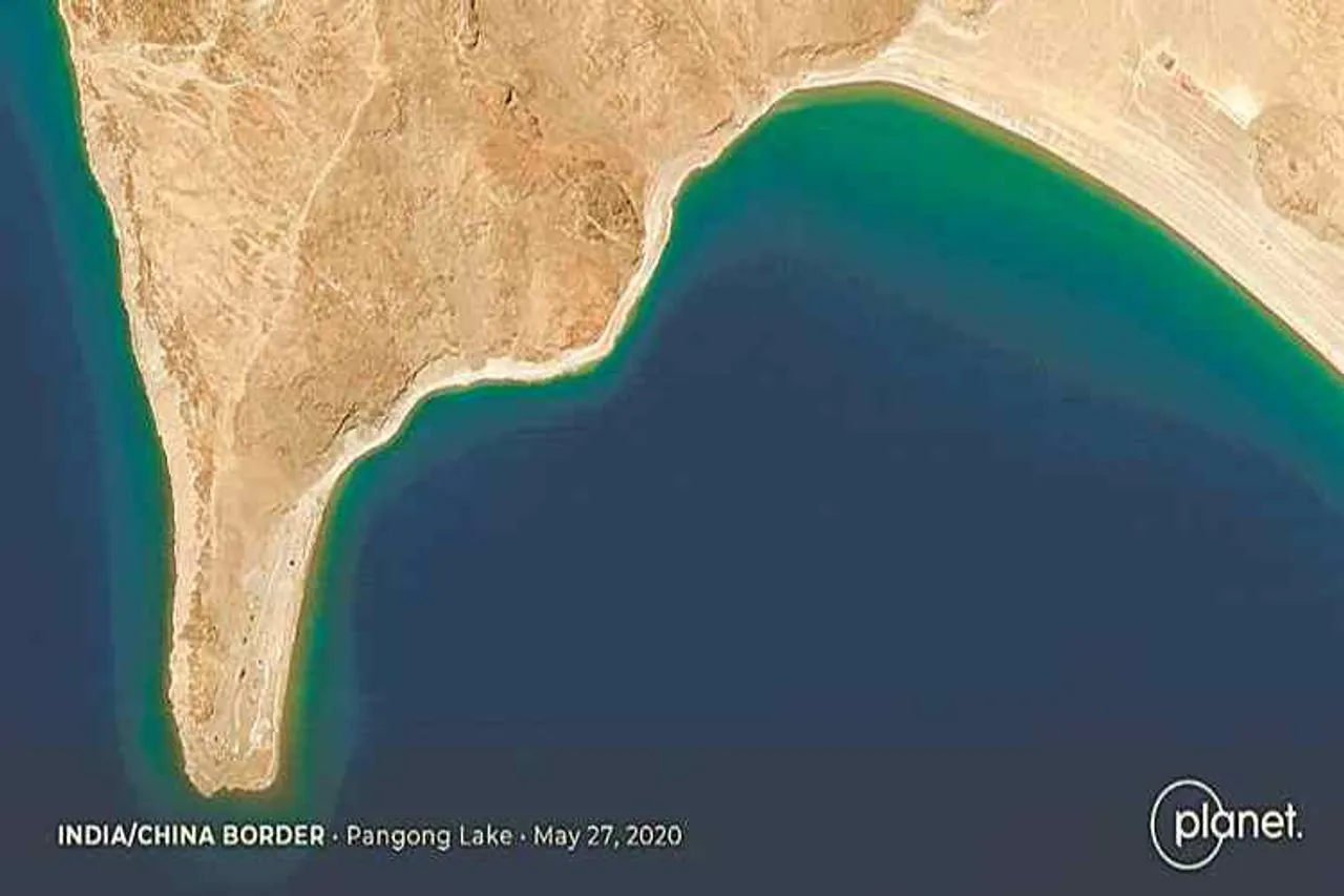 india china border satellite image, Pangong Tso satellite image, இந்தியா - சீனா எல்லை பிரச்னை, லடாக், நிலைகளை மாற்றி அமைத்த சீனா, செயற்கைக்கோள் புகைப்படம், india china military satellite image, Pangong bank, Chinese Status quo, India china standoff