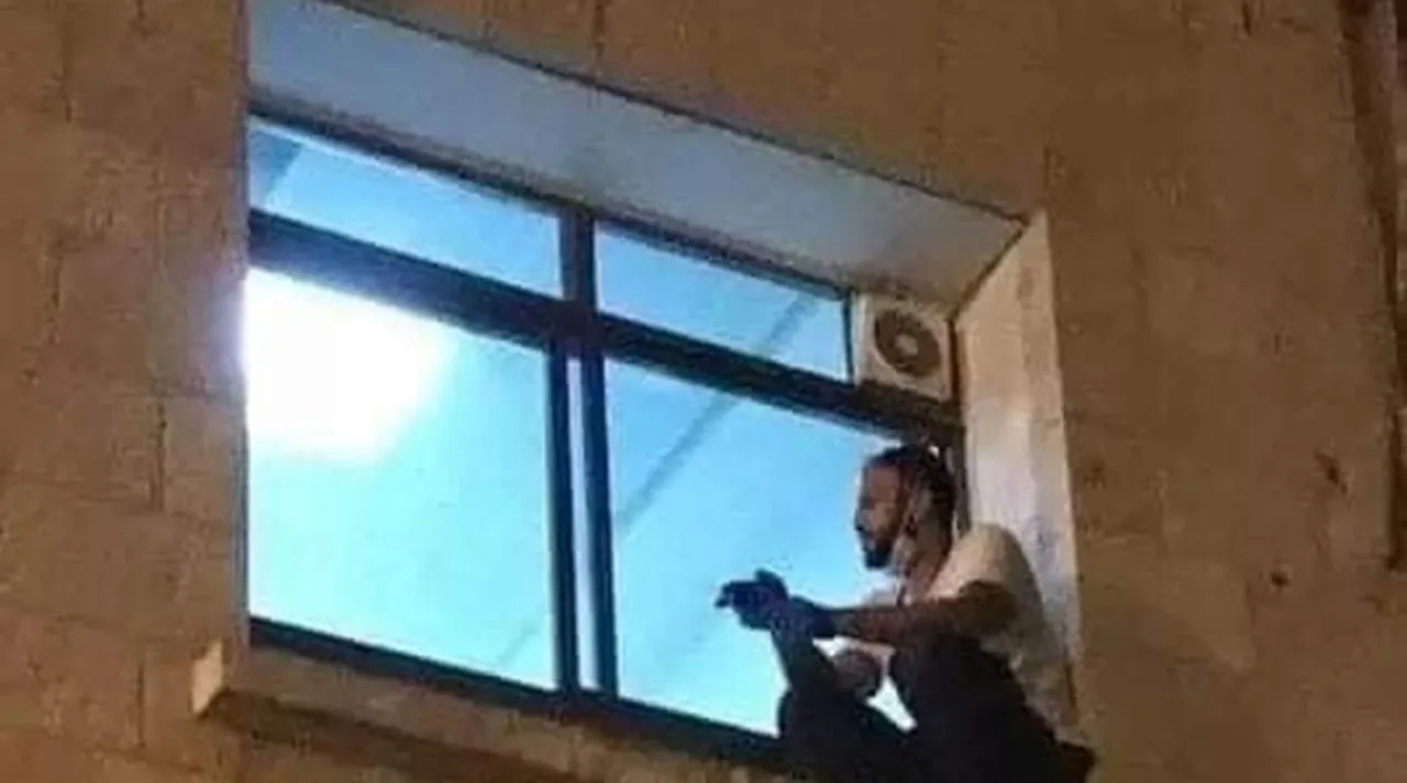 Viral photo of man scaled windows to seeing his mother demising due to coronavirus