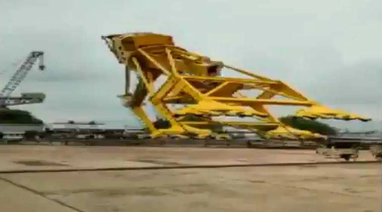 crane collapses 10 people death, crane collapses video, visakhapatnam shipyard, visakhapatnam shipyard crane, visakhapatnam shipyard crane accident, விசாகப்பட்டினம், ஹிந்துஸ்தான் கப்பல் கட்டும் நிறுவனம், ராட்சத கிரேன் விழுந்து 10 பேர் பலி, கிரேன் விபத்து வீடியோ, hindustan shipyard accident, hindustan shipyard accident today, hindustan shipyard accident news,hindustan shipyard crane accident, hindustan shipyard crane collapse, hindustan shipyard crane collapse today, vizag hindustan shipyard crane collapse