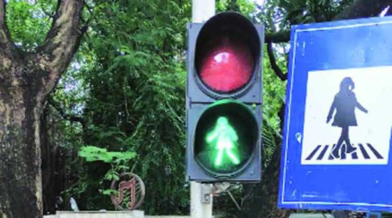 female pedestrians, traffic signals, Mumbai news, first female pedestrians traffic lights, இந்தியாவின் முதல் பெண் பாதசாரி டிராஃபிக் லைட்ஸ், மும்பை, தாதர், india first female pedestrian traffic lights, traffic signal, பெண் நடந்து செல்லும் டிராஃபிக் லைட்ஸ், Maharashtra news, mumbai dadar female traffic lights, Tamil Indian express news