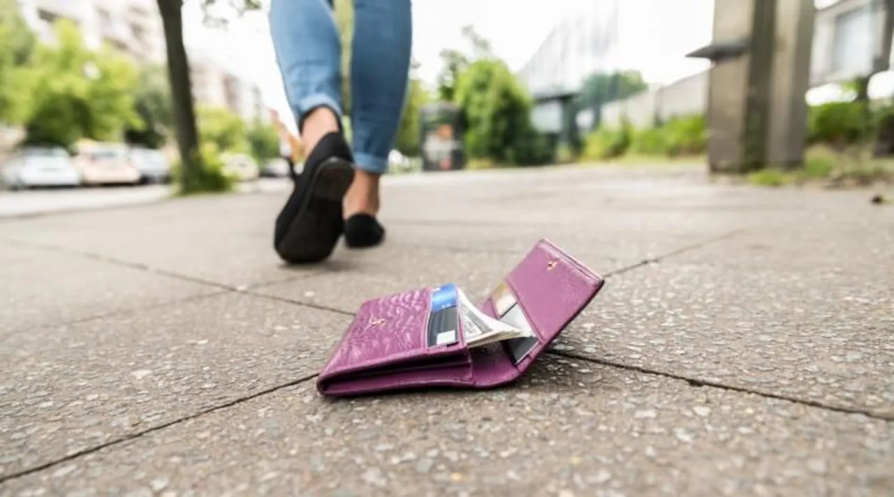 Wallet lost in Mumbai local train returned to man after 14 years