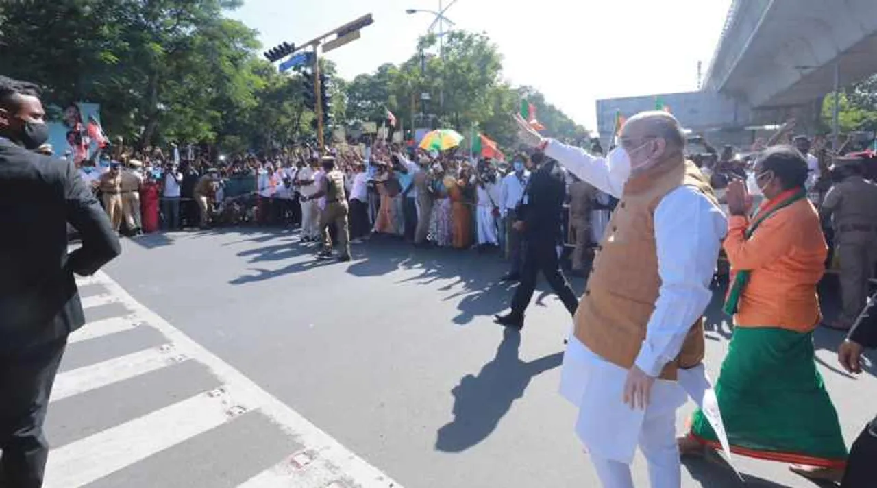 Amit shah welcome, union minister amit shah welcome to chennai, amit shah in chenai, அமித்ஷா சென்னை வருகை, அமித்ஷாவுக்கு உற்சாக வரவேற்பு, பாஜகவினர் உற்சாக வரவேற்பு, அமித்ஷா தமிழகம் வருகை, bjp cadres celebrations, bjp, chenai, amit shah warmed welcome in chennai, amit shah reception