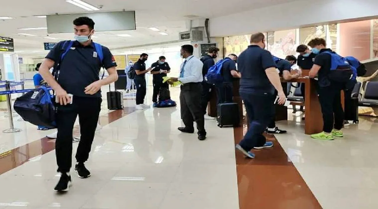 England team arrives Chennai airport for 1st India - England test -சினிமாவுக்கு 'எஸ்'... கிரிக்கெட்டுக்கு 'நோ': பூட்டிய ஸ்டேடியத்தில் சென்னை டெஸ்ட்.