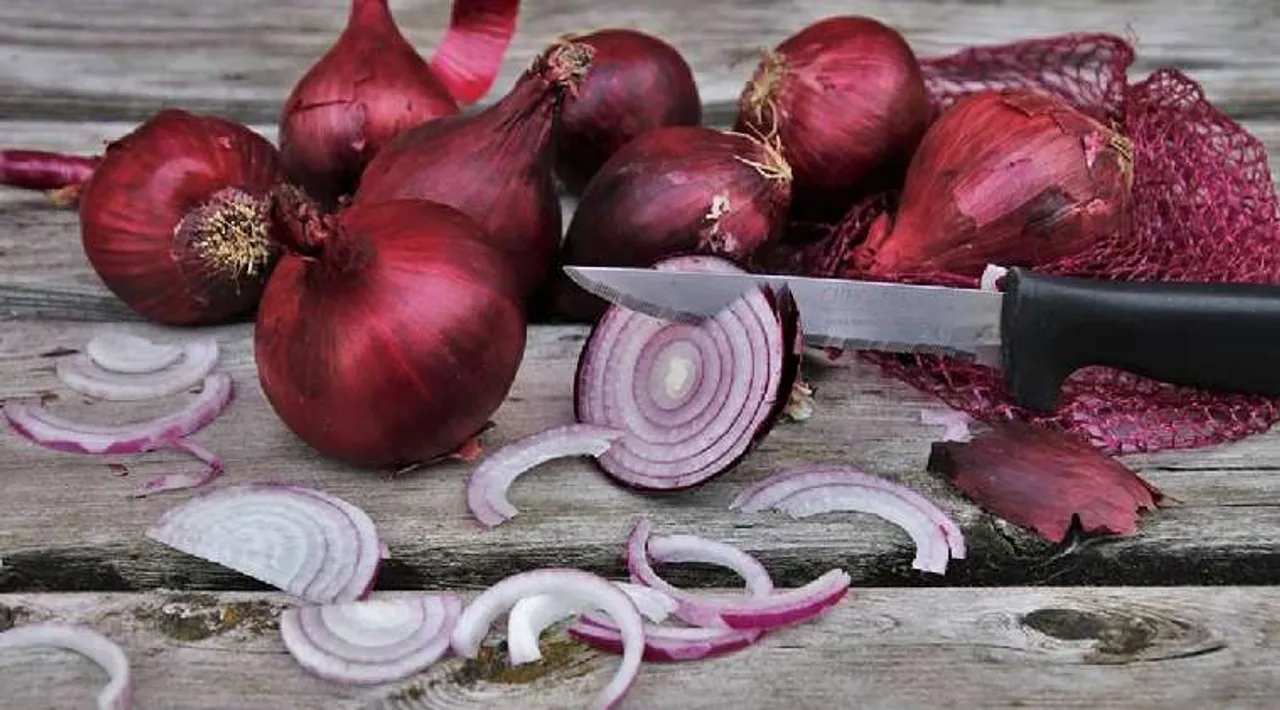 How to cut onions perfectly and easily by celebrity chef Kunal Kapur - அட, வெங்காயம்... அதையும் இப்படி நறுக்கினால்தான் ஈஸி!