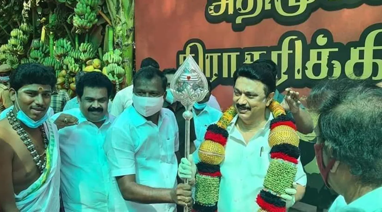 ஸ்டாலினுக்கு வேல் பரிசளித்த முருக பக்தர்கள் : ட்விட்டரை அதிர வைக்கும் பதிவுகள்