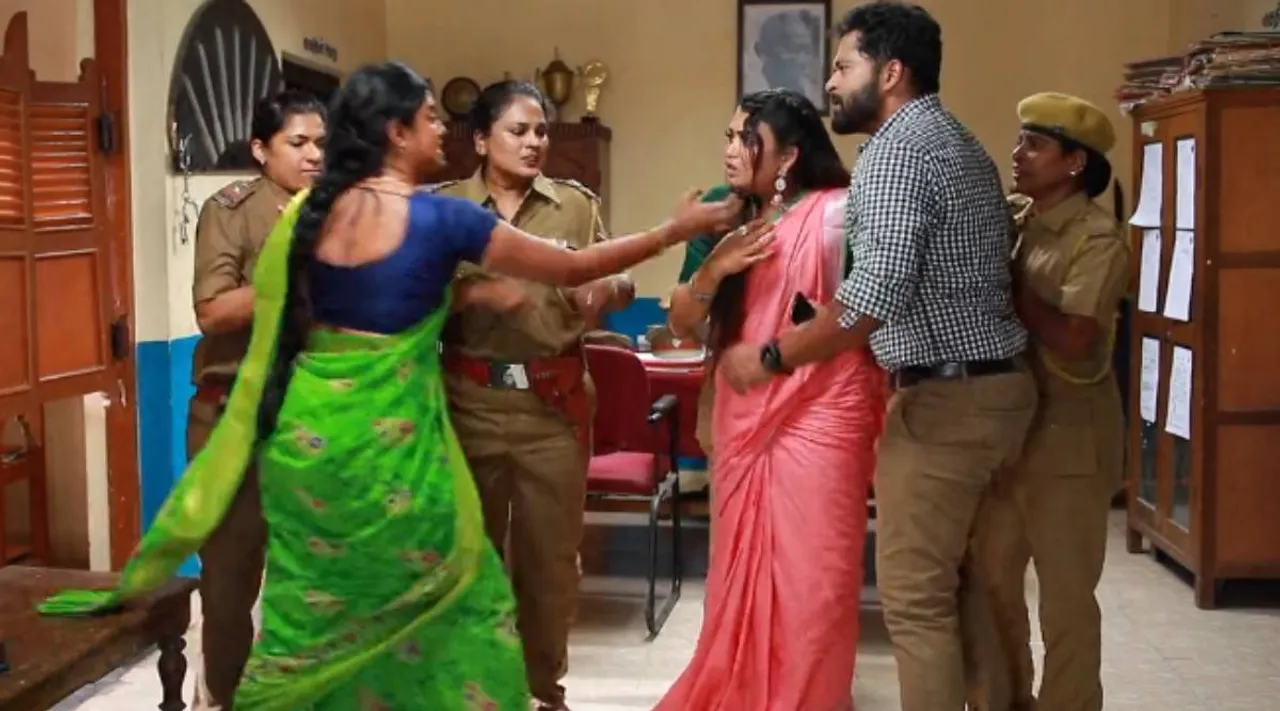 Barathi Kannamma serial, Barathi Kannamma serial today episode, பாரதி கண்ணம்மா சீரியல், வெண்பாவை கழுத்தை நெறித்த கண்ணம்மா, பாரதி, ஹேமா கடத்தல், vijay tv, kannamma strangle Venba, kannamma strangle Venba at police station, Hema kidnaped, venba, barathi, soudarya