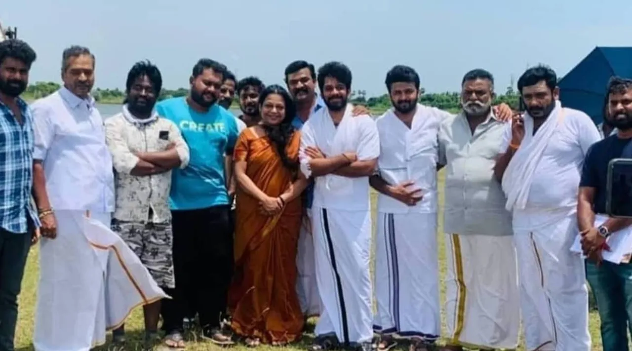 pandian stores serial, lakshmi amma actress sheela take group photo with team, vijay tv, pandian stores, விஜய் டிவி, இறுதிச் சடங்கு நடந்த இடத்தில் குரூப் போட்டோ, லட்சுமி அம்மா, பாண்டியன் ஸ்டோர்ஸ், நடிகை ஷீலா, lakshmi amma, actress Sheela, vijay tv, last group photo