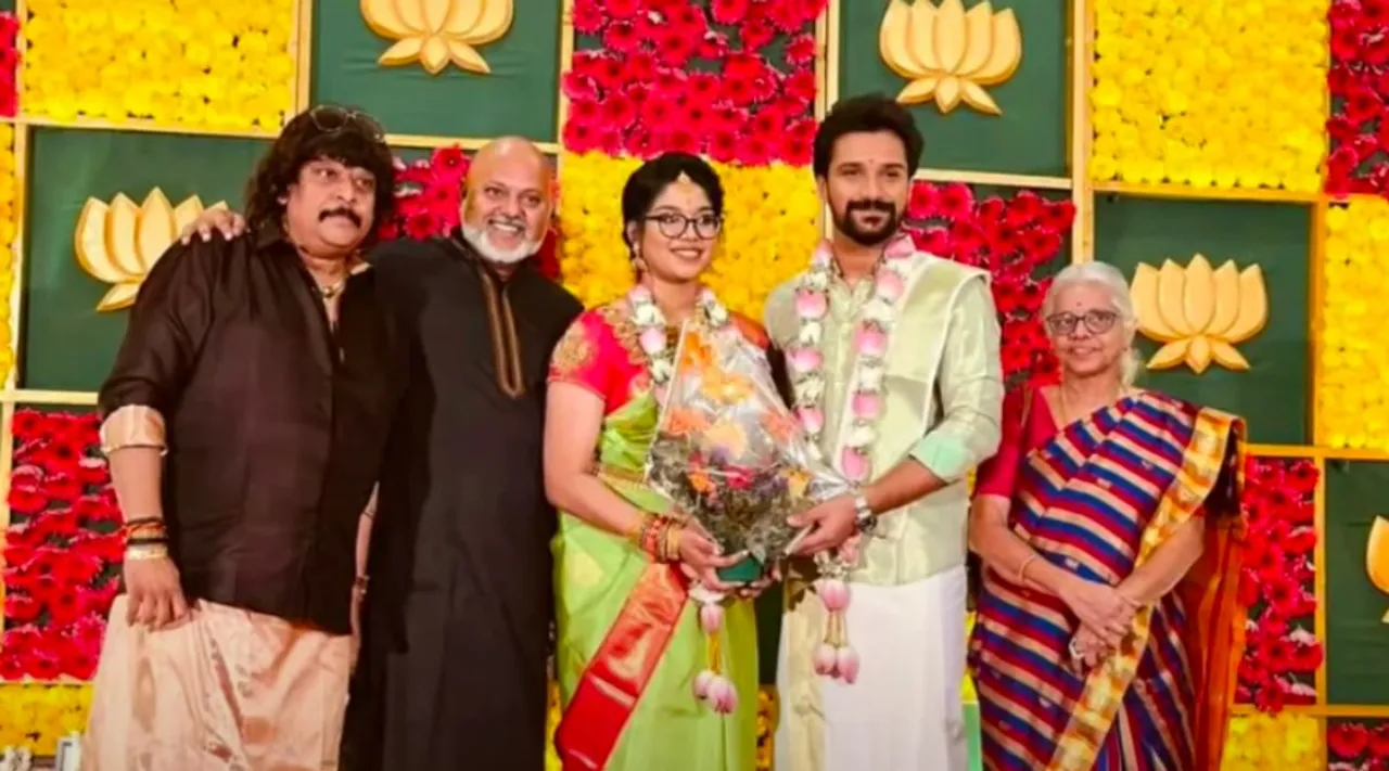 Vijay tv Tamil News: super singer malavika rajhesh vaidhya engagement viral pics
