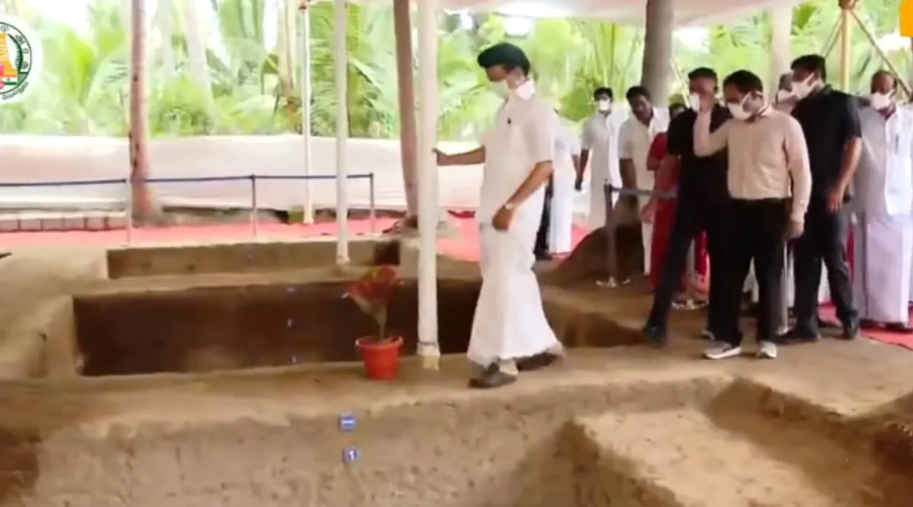 CM MK Stalin visits Keezhadi, cm mk stalin visits excavation sites, கீழடியில் அருங்காட்சியகம் அமைக்கும் பணி, கீழடியில் முதலமைச்சர் மு.க.ஸ்டாலின் நேரில் ஆய்வு, கீழடி, keezhadi excations, keezhadi, tamil nadu