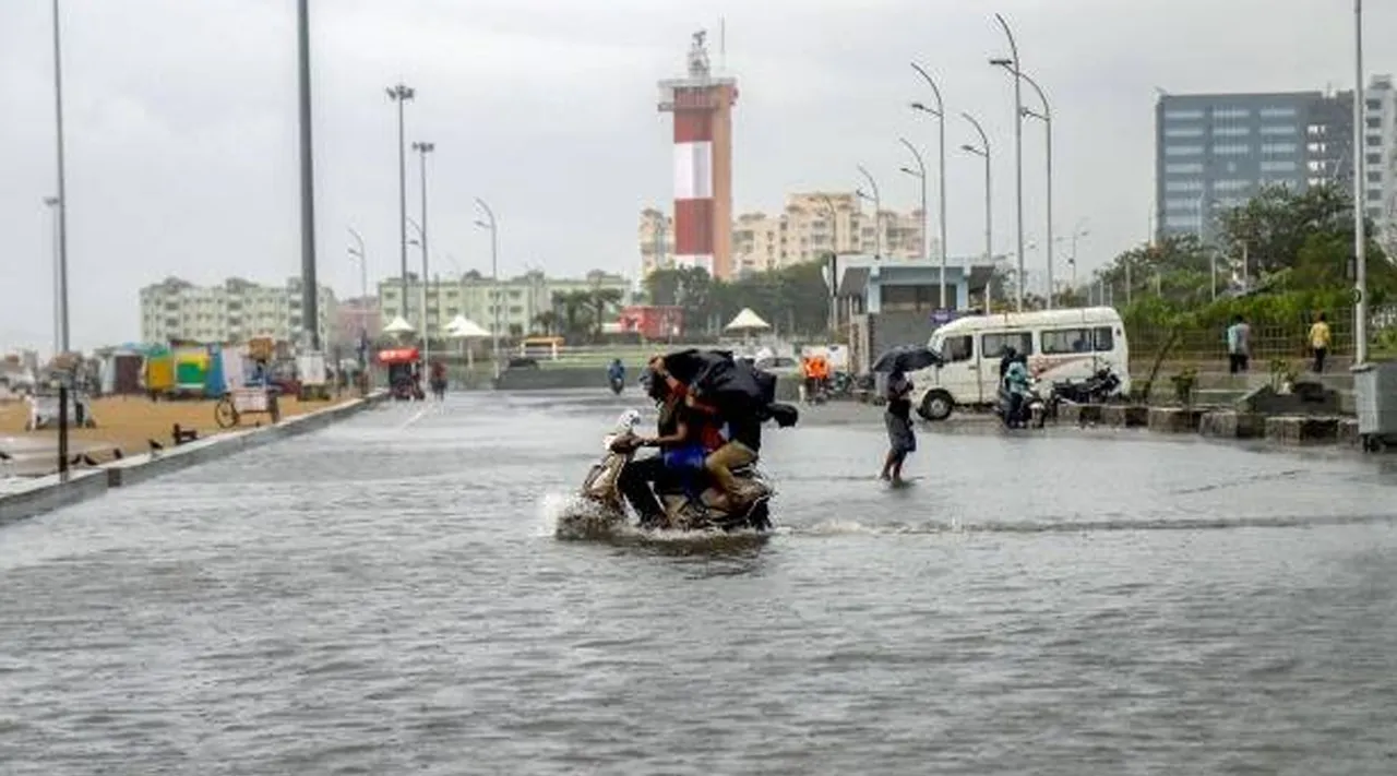 தண்ணீரில் தத்தளிக்கும் தமிழகம்... மழை நீடிக்கும் என்பதால் பொதுமக்கள் அச்சம்