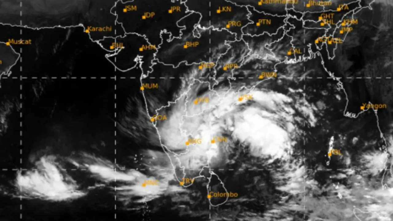 சென்னை அருகே கரையை கடக்கும் காற்றழுத்த தாழ்வு மண்டலம்… 8 மாவட்டங்களுக்கு ரெட் அலர்ட்