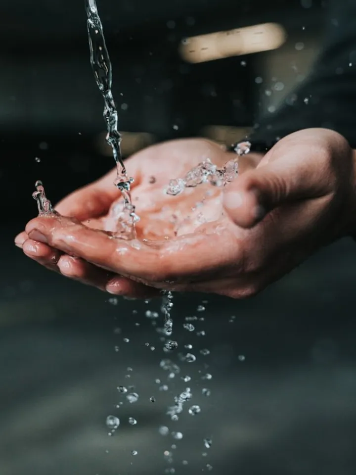 washing hands - unsplash (1)
