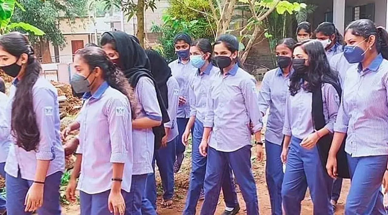 Kerala Govt school adopts gender-neutral uniforms, Muslim groups protest, gender-neutral uniforms, kerala, Balussery school, balussery govt higher secondary school, பாலின பேதம் இல்லாமல் ஒரே சீருடை, மாணவர்களுக்கு ஒரே சீருடை, முஸ்லிம் அமைப்புகள் எதிர்ப்பு, gender-neutral uniforms, New Uniforms in Kerala school, Kerala school adopts new uniforms