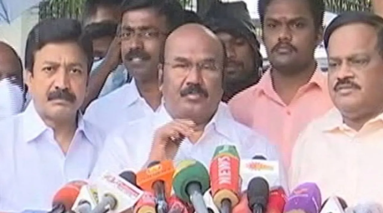 Jayakumar CV Shanmugam headed AIADMK Legal advisory committee meets Governor, AIADMK Legal advisory committee meets Governor RN Ravi, AIADMK Legal advisory committee complaint against DMK govt, AIADMK, திமுக அரசுக்கு எதிராகப் பேசுவோர் மீது பொய்வழக்கு, அதிமுக சட்ட ஆலோசனைக் குழு ஆளுநரிடம் மனு, ஜெயக்குமார், சிவி சண்முகம், ஆளுநர் ஆர் என் ரவி, Rajendra Balaji, former ministers slams DMK govt