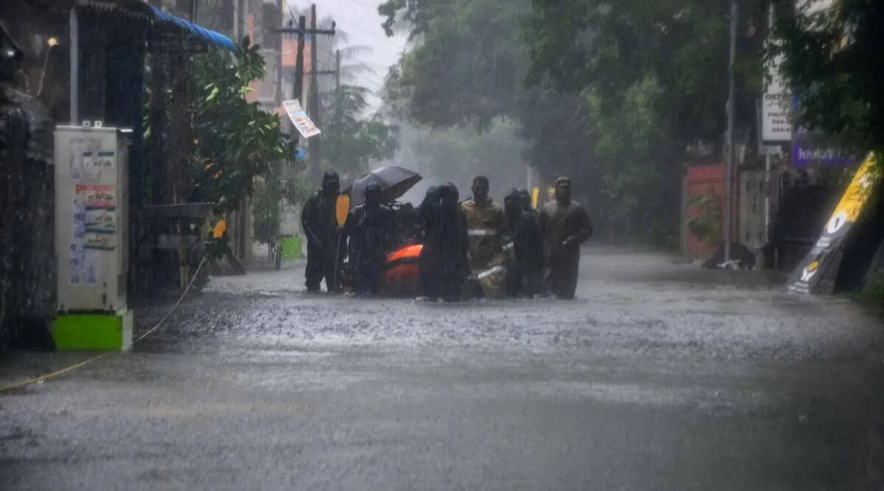 Chennai heavy rain, Chennai rains, chennai rain, chennai rains waterlogging, orange alert to 4 districts, orange alert to chennai, kanchipuram, thiruvallur, chengalpattu, சென்னையில் கனமழை, சென்னை சாலைகளில் பெருக்கெடுத்து ஓடிய வெள்ளம், சென்னை காஞ்சிபுரம் திருவள்ளூர், செங்கல்பட்டு 4 மாவட்டங்களுக்கு ஆரஞ்ச் அலர்ட், Tamilnadu, Chennai, chennai rain status, chennai rain update