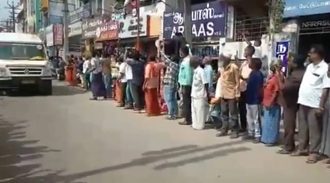 Thousands of people gathered in Sulur, peoples paid tributes to Bipin Rawat, peoples paid tributes Army officers, அஞ்சலி செலுத்த சூலூரில் குவிந்த மக்கள், sulur, பிபின் ராவத் உடல் டெல்லி கொண்டு செல்லப்பட்டது, bipin rawat body sent to delhi, bipin rawat, india, indian airforce, IAF, CDS, CDS Bipin Rawat