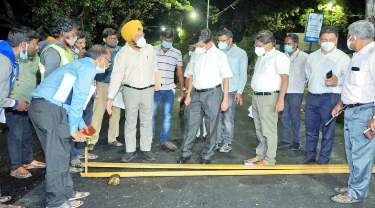 Senior IAS officers Iraianbu and Gagandeep Singh Bedi inspects road work in chennai, Senior IAS officers Iraianbu and Gagandeep Singh Bedi inspects at midnight, CM MK stalin asked Senior IAS officers, சென்னையில் நள்ளிரவில் திடீரென ஆய்வு செய்த சீனியர் ஐஏஎஸ் அதிகாரிகள்; நள்ளிரவில் திடீரென ஆய்வு செய்த சீனியர் ஐஏஎஸ் அதிகாரிகள் இறையன்பு, ககன்தீப் சிங் பேடி, முதல்வர் ஸ்டாலின் உத்தரவு, chennai, adyar, chennai road work, tamilnadu cm mk stalin midnight assignment to senior ias officers