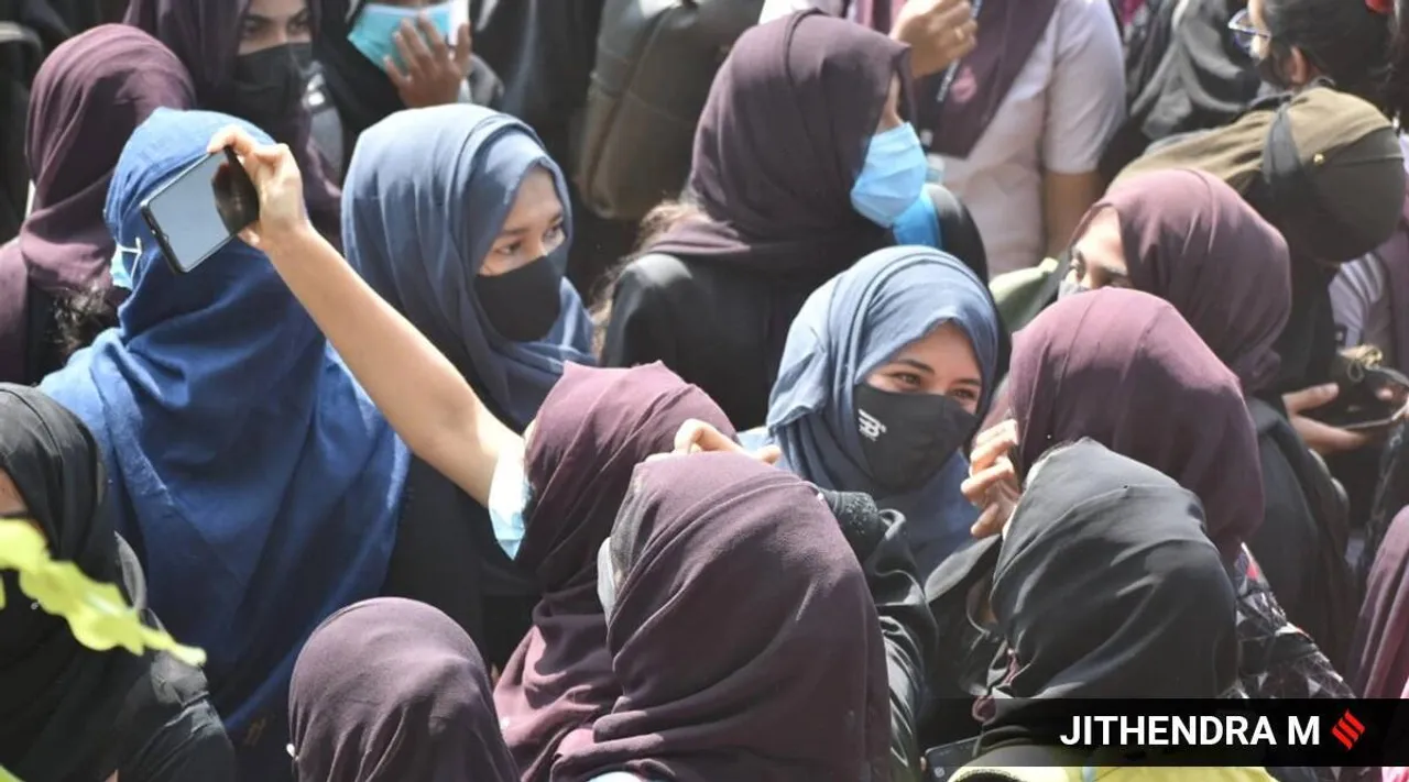Hijab rows, karnataka Hijab rows, hijab petitions hearing transfers to larger bench by Karnataka High court, ஹிஜாப் வழக்கு, ஹிஜாப் வழக்கு கர்நாடக உயர் நீதிமன்ற தலைமை நீதிபதி அமர்வுக்கு மாற்றம், Hijab, Karnataka high court order