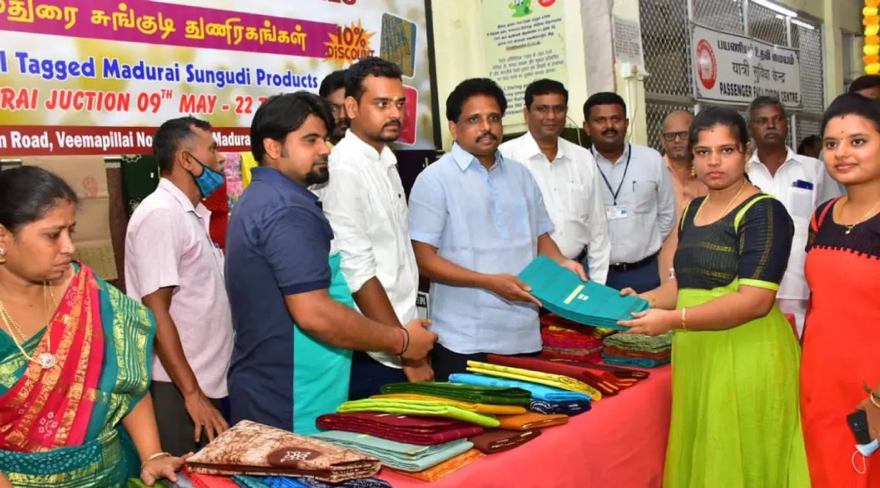 Sungudi Sarie sale, Sungudi Sarie, Sungudi Sarie sale in Madurai railway junction, One Station One Product, Traditional Sungudi Sarie sale in Madurai railway junction, ஒரு நிலையம் ஒரு விற்பனை! மதுரை ரயில் நிலையத்தில் பாரம்பரியமான சுங்குடி சேலை விற்பனை, சுங்குடி சேலை, su venkatesan mp, Traditional Sungudi Sarie, Madurai railway junction