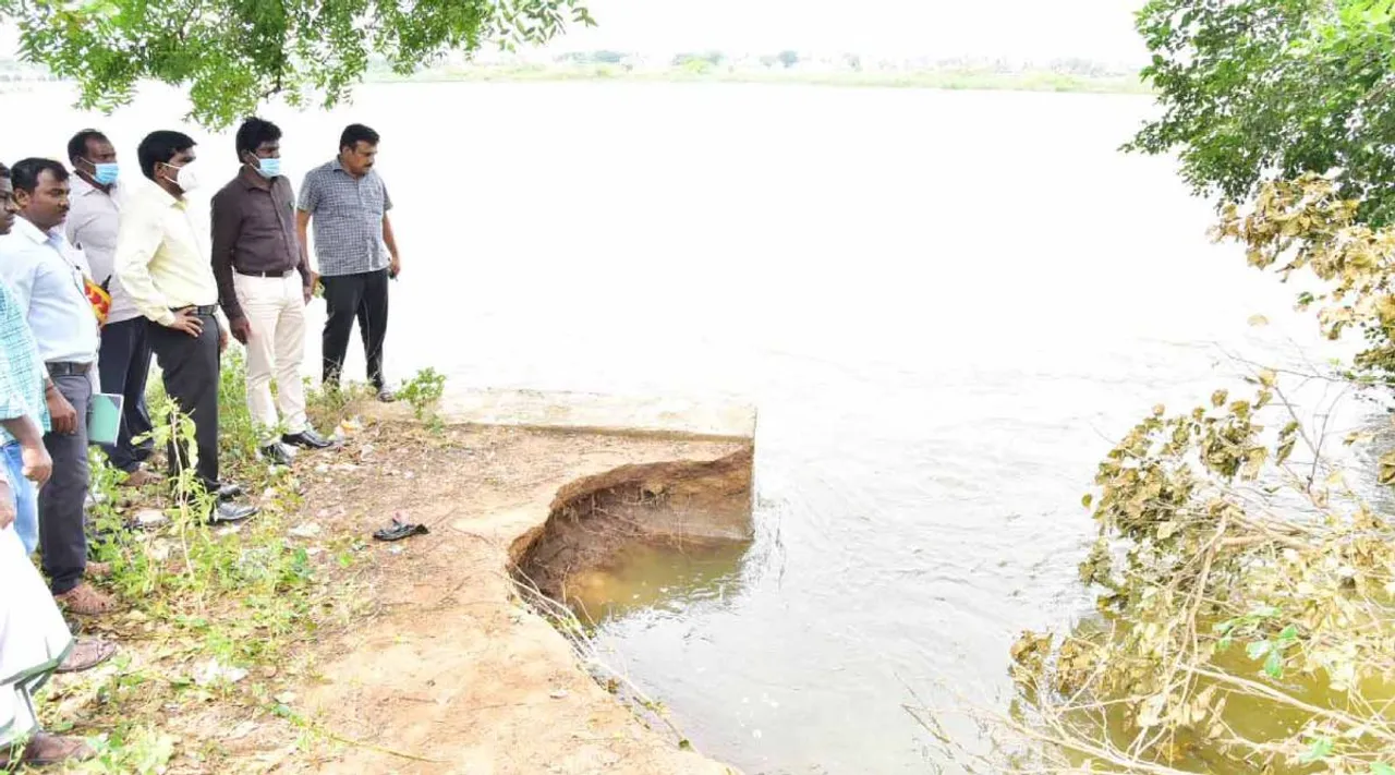 காவிரியில் கரைபுரளும் வெள்ளம்: தடுப்புச் சுவர்களுக்கு ஆபத்து