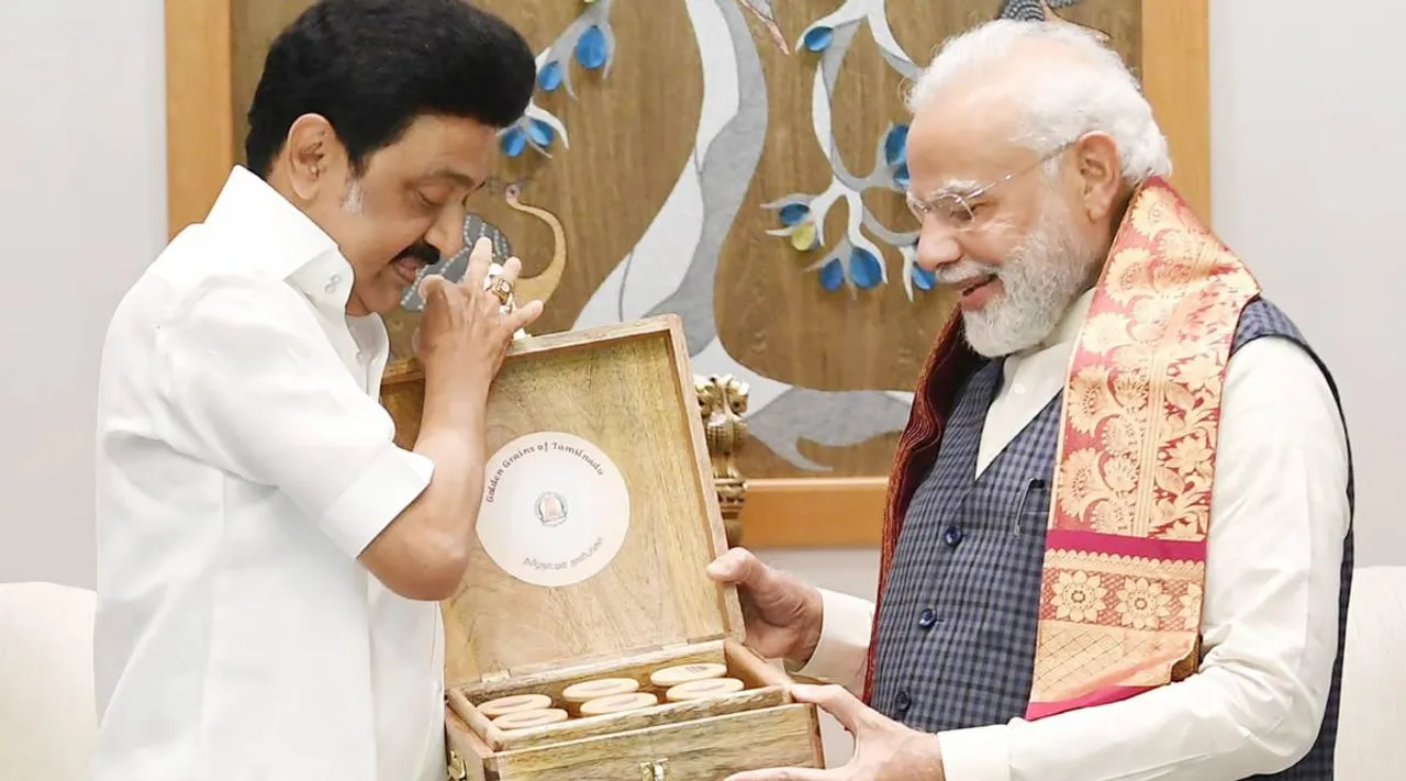 MK Stalin presents traditional millets and rices to PM Modi, MK Stalin presents traditional millets and rices President Droupadi Murmu, முக ஸ்டாலின் டெல்லியில் மோடியுடன் சந்திப்பு, ஸ்டாலின் கொடுத்த தமிழக மரபு தானியங்கள், பிரதமர் மோடிக்கு ஸ்டாலின் கொடுத்த தமிழக மரபு தானியங்கள்