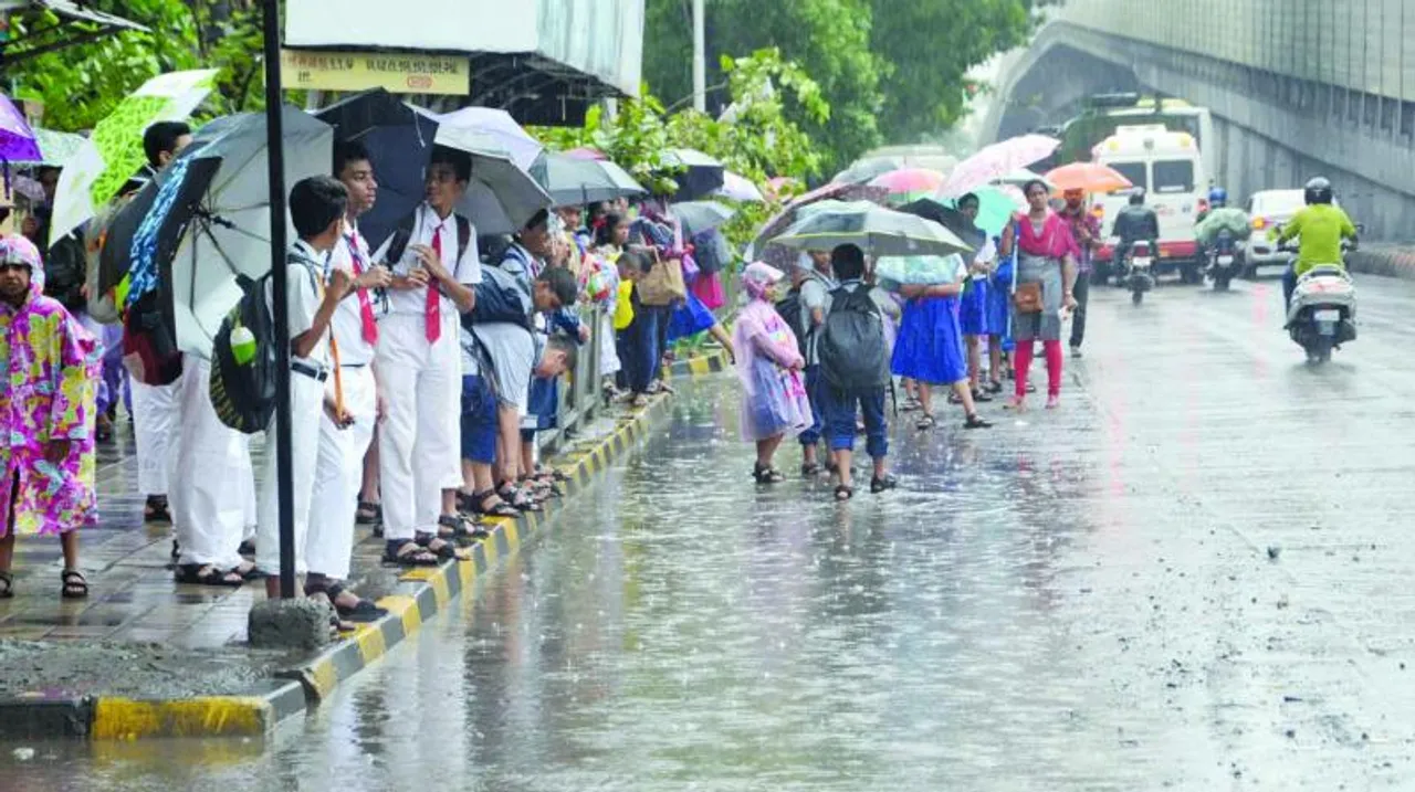 தமிழகத்தில் தொடர் மழை: இந்த மாவட்டங்களில் பள்ளிகளுக்கு விடுமுறை