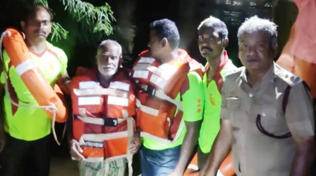 80 year Oldman rescued from Kollidam river, திருச்சி, கொள்ளிடம் ஆற்றில் அடித்துச் செல்லப்பட்ட 80 வயது முதியவர் மீட்பு, 80 வயது முதியவர் பத்திரமாக மீட்பு , 80 year Oldman rescued, Kollidam river in Tiruchi, Srirangam, fire officers