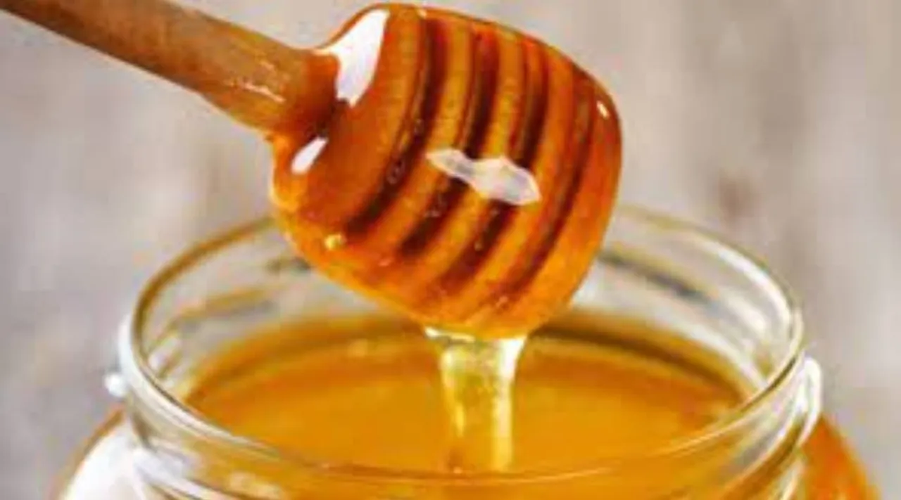 Honey is sweeter than sugar, hone benefits, honey Sugar only has empty calories that leads to weight gain. தேனுடன் இதை சேர்த்து குடித்தால், தேன் சாப்பிட்டால் எவ்வளவு நன்மை பாருங்க, honey takes with lemon water, honey takes garlic get health benefits