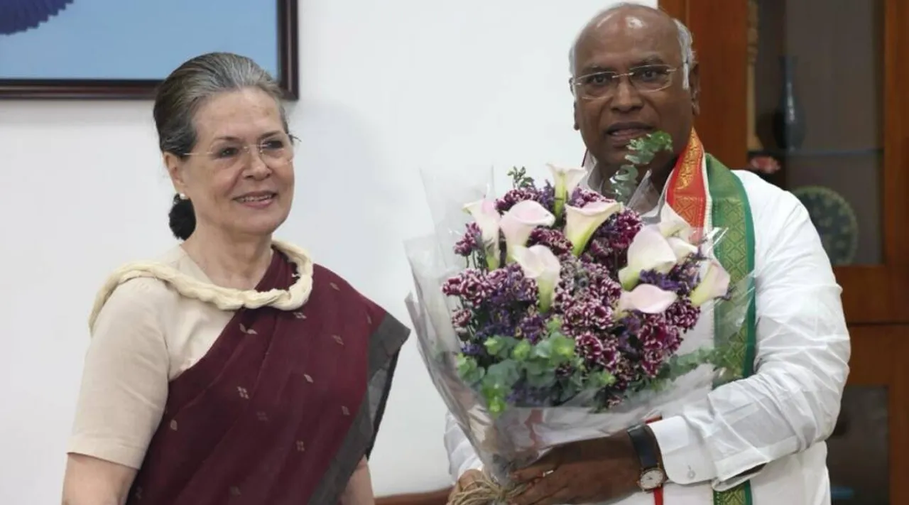 Sonia Gandhi visits Kharge after his victory in Congress prez polls