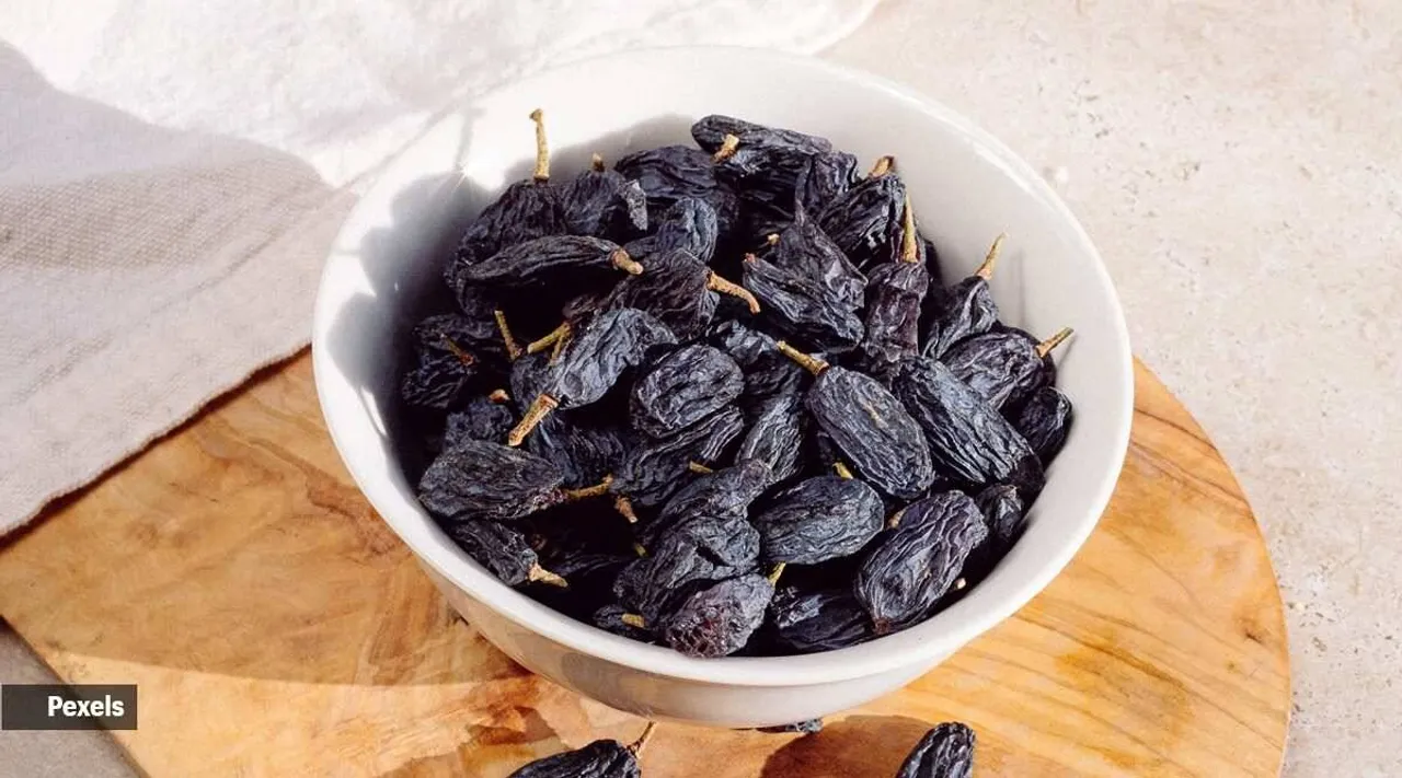 Black raisins ayurvedic benefits, Black raisins benefits, Black raisins health benefits, கருப்பு திராட்சை, உலர் கருப்பு திராட்சை, கருப்பு திராட்சை ஊற வைத்து சாப்பிடுவதன் நன்மைகள், ஆயுர்வேதம், Black raisins ayurveda, Black raisins nutrients, what happens if i eat black raisins, indianexpress online