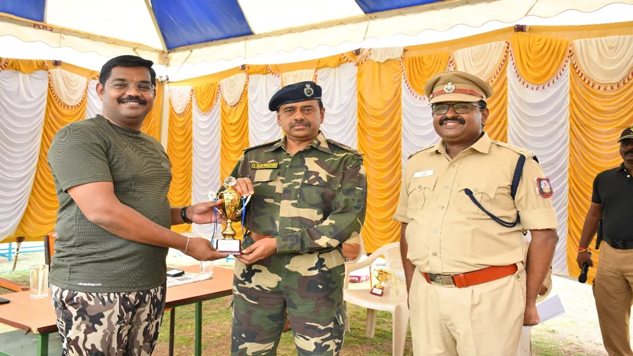 Trichy Police Commissioner Karthikeyan get first prize in the shooting competition