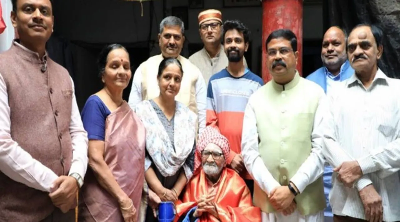 Dharmendra pradhan meets Bharathi family, Bhrathiyar, Varanasi, Bharathiyar nephew, Tamilnadu,