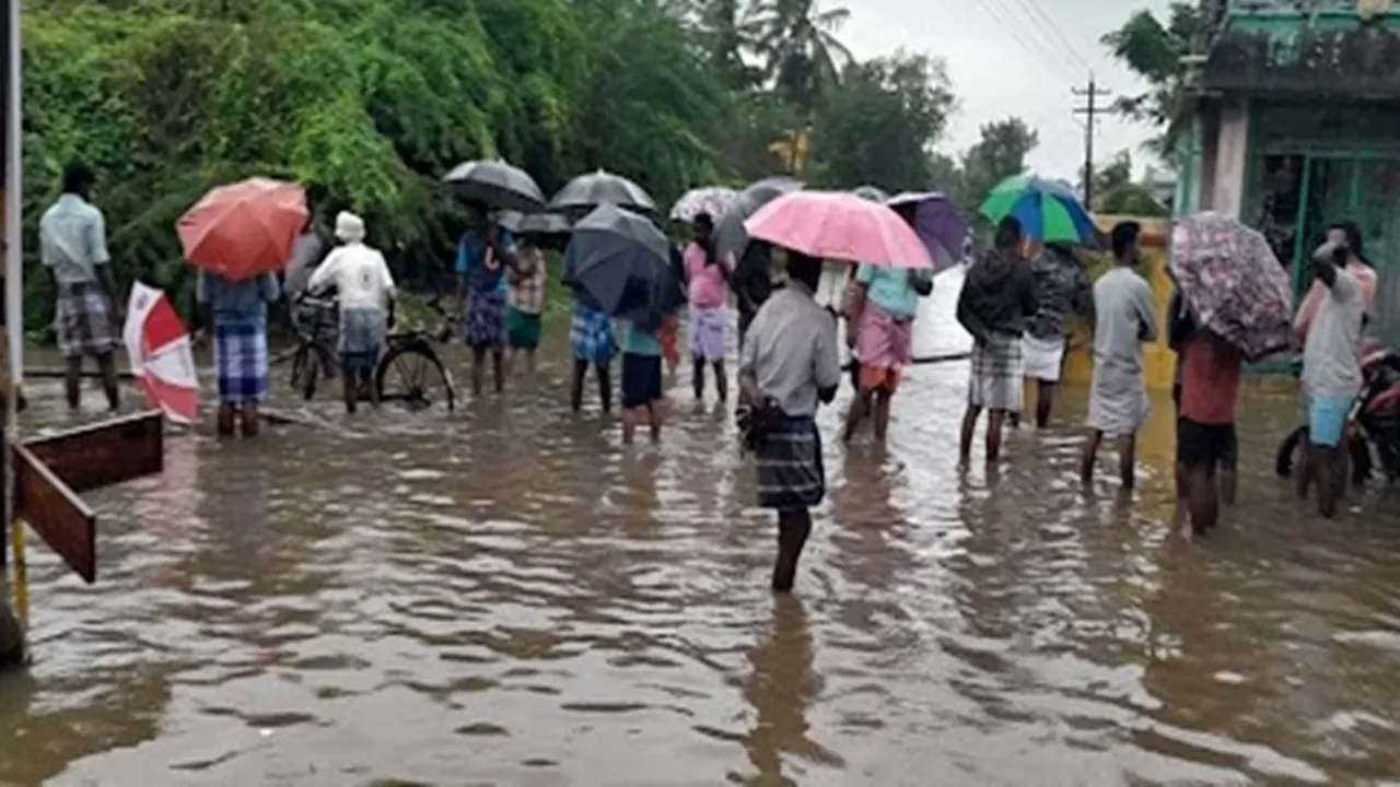 Peoples staged a road block protest demanding the removal of stagnant rainwater near Kollidam