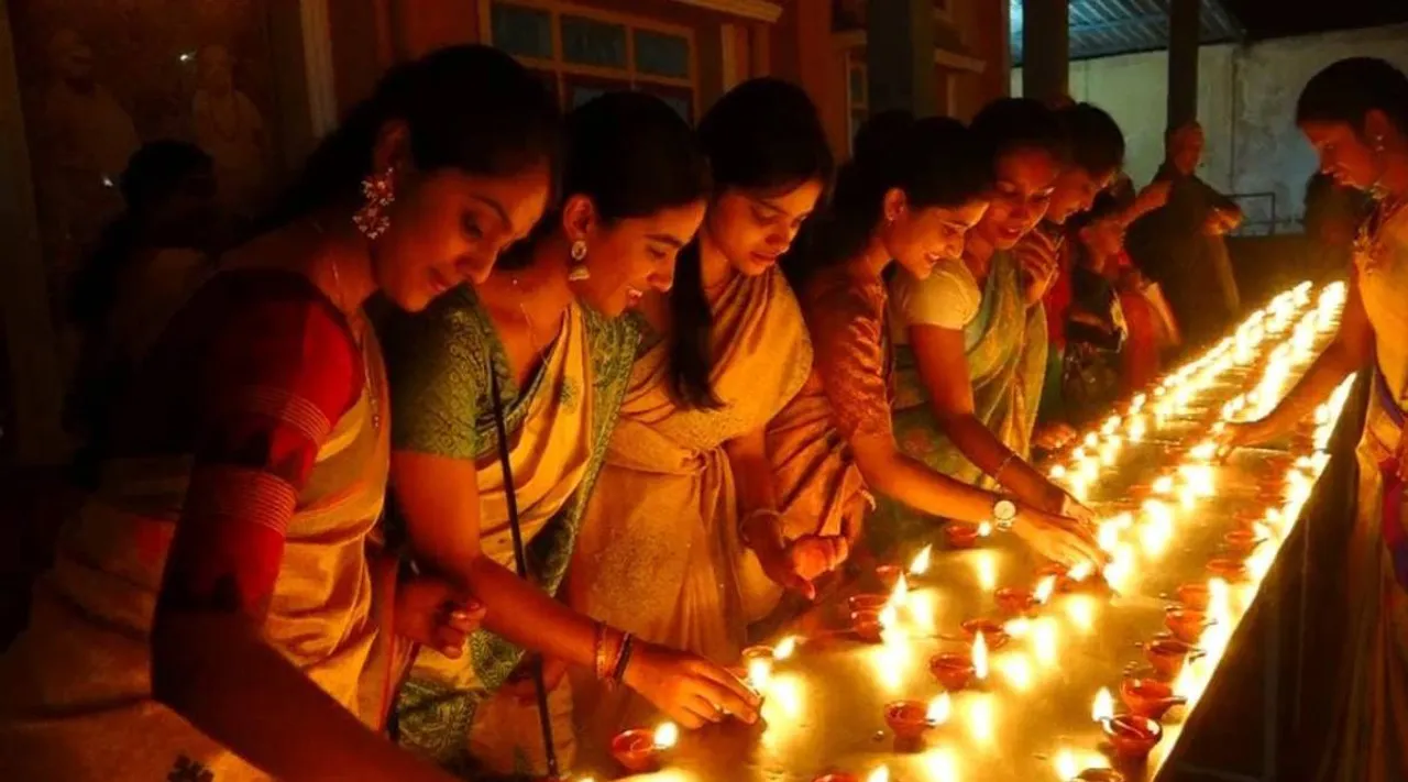 கார்த்திகை மாதம்: கோவை சாரதாம்பாள் கோயிலில் 10,000 விளக்குகள் ஏற்றி வழிபாடு