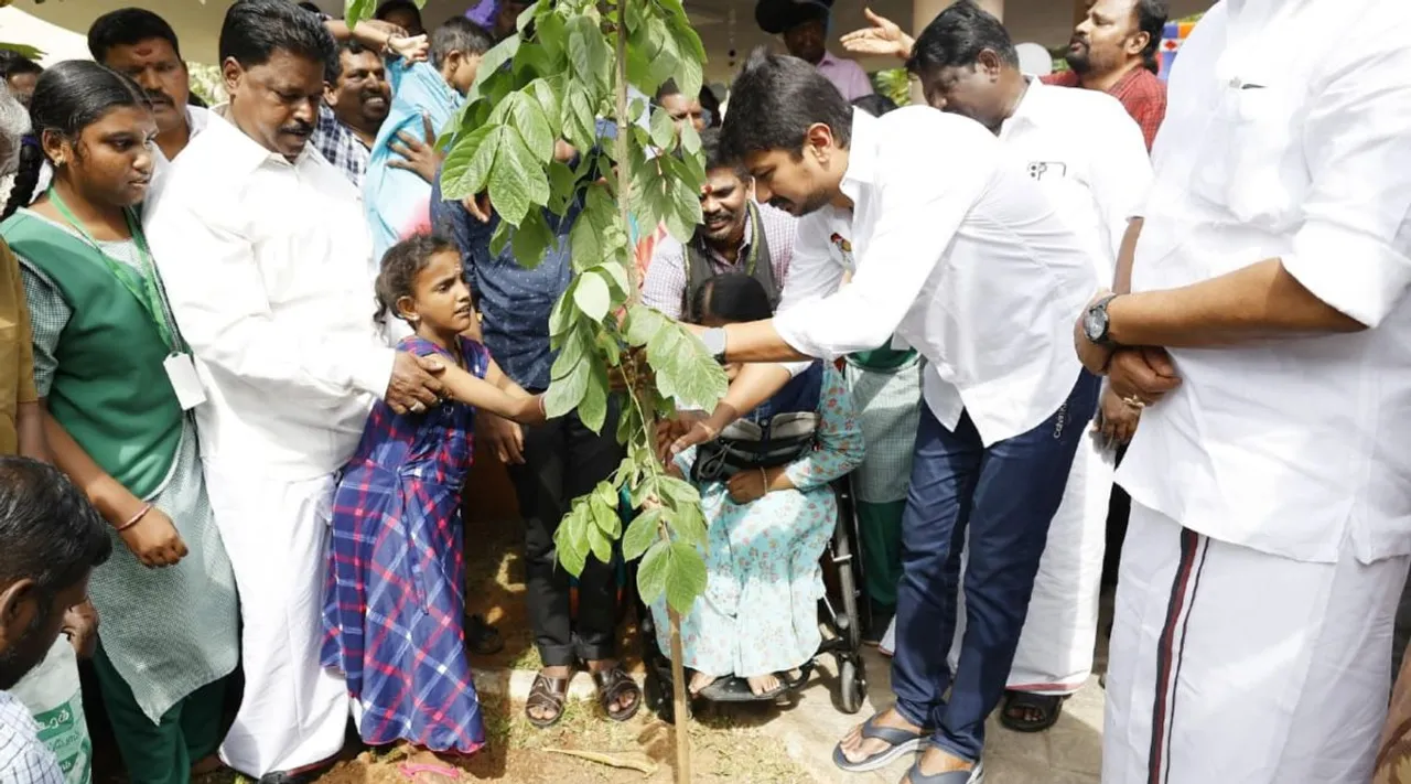 கோட்டூர்புரம் பூங்காவில் மாற்றுத் திறனாளிகளுடன் உரையாடிய உதயநிதி: ஸ்பெஷல் பஸ் பற்றி அறிவிப்பு