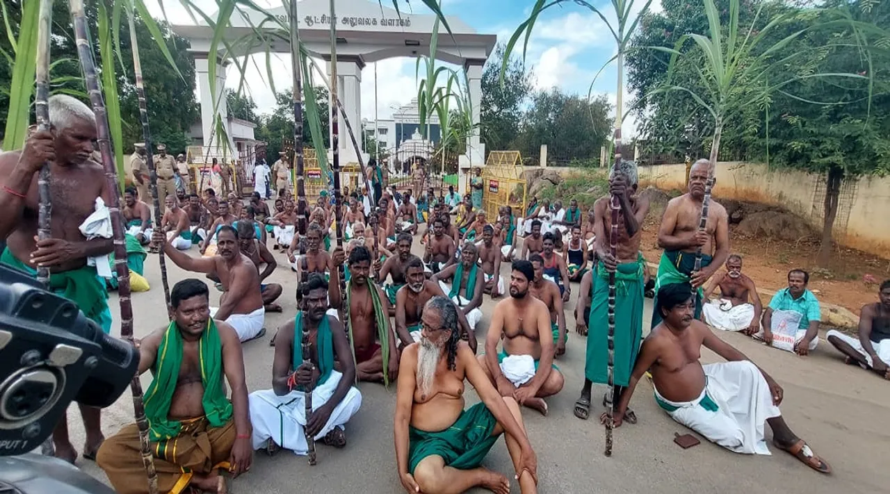 பொங்கல் பரிசில் கரும்பை சேர்க்க வேண்டும்; திருச்சி ஆட்சியர் அலுவலகம் முன் விவசாயிகள் போராட்டம்