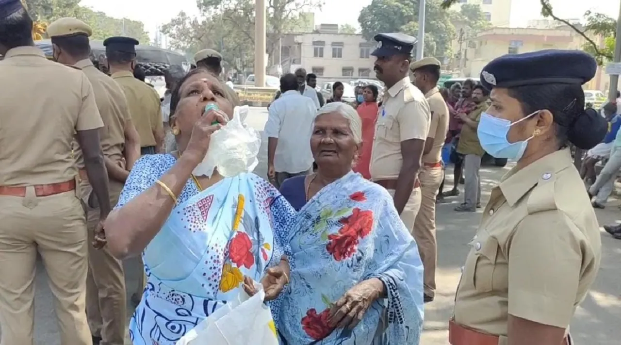 கோவை ஆட்சியர் அலுவலகத்தில் தீவிர சோதனை; பாட்டில் தண்ணீரை குடிக்க வைத்து சரிபார்க்கும் காவல்துறை