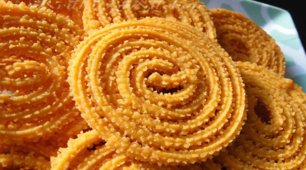 Garlic murukku