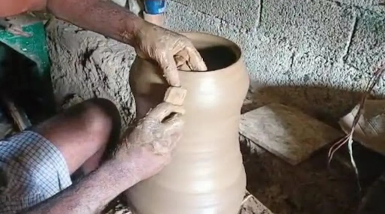 Clay pot manufacturing workers demand to provide clay pot in Pongal gift package