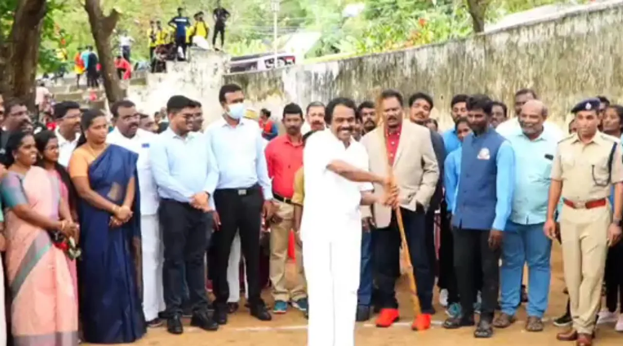 Mano Thangaraj plays Silambam, Minister Mano Thangaraj plays Silambam, Mano Thangaraj plays Silambam viral video, சிலம்பம் சுற்றி மாஸ் காட்டிய அமைச்சர் மனோ தங்கராஜ், வைரல் வீடியோ, மனோ தங்கராஜ் சிலம்பம், மனோ தங்கராஜ் சிலம்பம் சுற்றிய வீடியோ, Minister Mano Thangaraj plays Silambam video