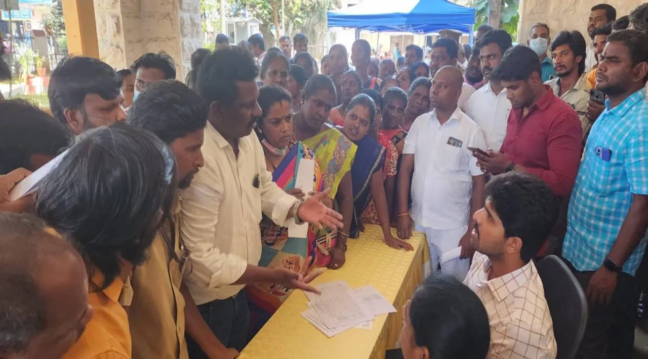 'தொழிலாளர்களின் உழைப்பை மாநகராட்சி சுரண்டுகிறது' : கோவையில் ஆணையர், மேயரை முற்றுகையிட்டு தூய்மை பணியாளர்கள் வாக்குவாதம்