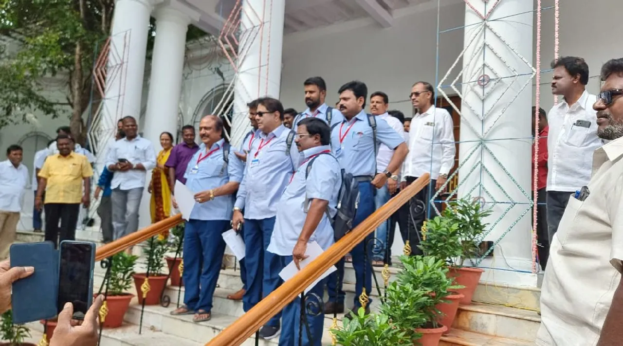 puducherry Dmk MLAs attend Assembly Meeting in School uinform Tamil News