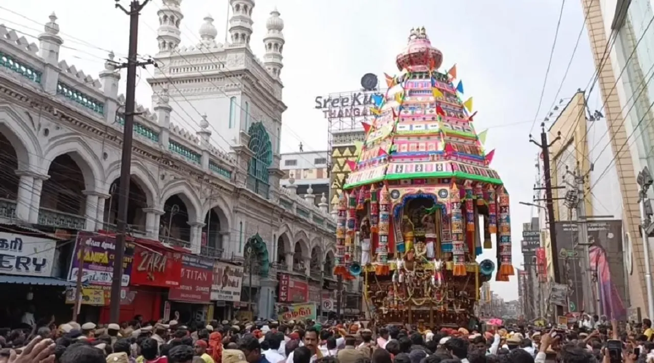 கோவை கோனியம்மன் தேர் திருவிழா; பக்தர்களுக்கு தண்ணீர் பாட்டில்கள் வழங்கிய இஸ்லாமியர்கள்