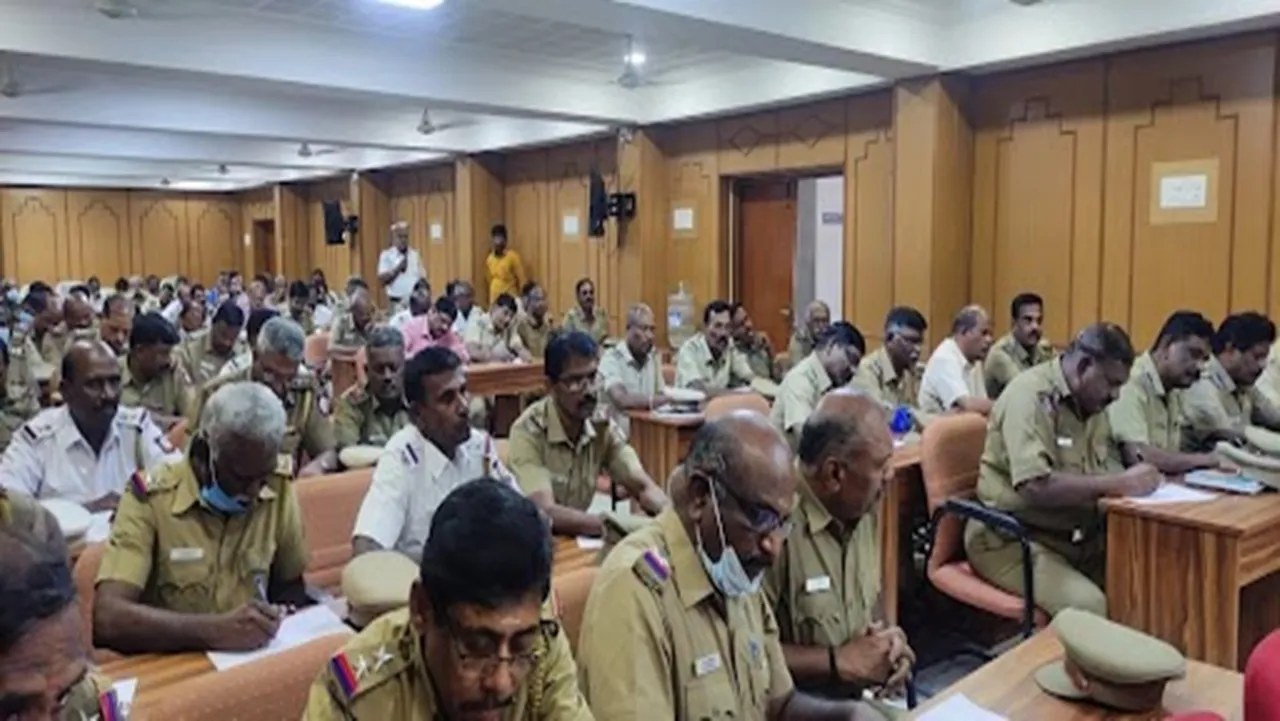 Police Commissioner Balakrishnan meets police officers over 50 years old