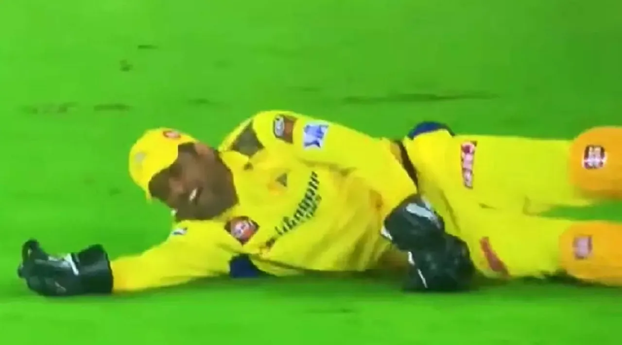 MS Dhoni Injured During CSK IPL 2023 Opener Against GT Tamil News